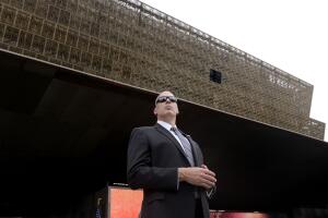 Un agente del Servicio Secreto afuera del museo durante la inauguración.