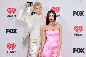 Machine Gun Kelly y Megan Fox en los iHeartRadio Music Awards 2021