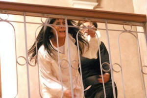 Carlota avienta por las escaleras a Macarena en En nombre del amor