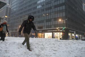 Nueva tormenta invernal amenaza Nueva York con nieve y vientos extremos.