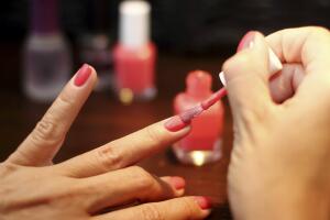 errores-al-pintar-tus-uñas 2.jpg