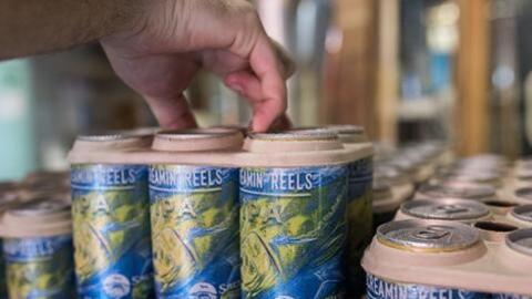 Anillos para six pack ecológicos: alimentan a las tortugas en lugar de |