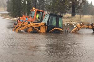 Carretera SR 97 anegada en el condado Siskiyou por las lluvias caídas entre el 7 y el 8 de enero.