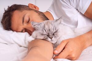 Homem dormindo com seu gatinho de estimação