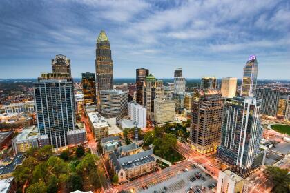 <b>Puesto 13: Charlotte, Carolina del Norte.</b> Es una ciudad importante a poca distancia del aeropuerto. Tiene una vibrante escena culinaria, muchas cervecerías artesanales y bares en la azoteas que ofrecen vistas espectaculares de la ciudad. Tiene pocos espacios al aire libre pero se encuentra a poca distancia del Centro Nacional de Aguas Blancas, un importante parque con actividades como rafting, canotaje, kayaking, escalada y más.