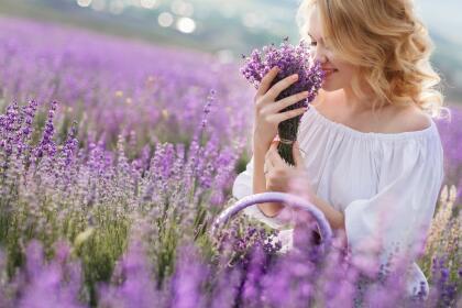 Finalmente, un curioso mito sobre la lavanda es que supuestamente aumenta la longevidad de las personas. Se dice que con el simple hecho de oler su fragancia diariamente ayuda a alargar nuestra vida, además de darnos buena energía y suerte en el amor.