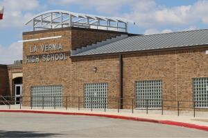 La Vernia High School accidente volcadura US 87 Texas adolescente estudiante La Vernia ISD