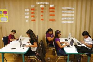 ADOLESCENTES CON COMPUTADORAS