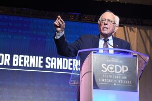 El senador Bernie Sanders pronuncia un discurso ante una multitud durante la Convención Demócrata en Carolina del Sur, el sábado 22 de junio de 2019.