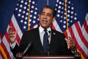 El representante Adriano Espaillat, coordinador del Caucus Hispano en el Congreso, promueve que los miembros del Congreso voten formalmente una resolución que desaprueba el comportamiento de Ted Yoho contra AOC.
