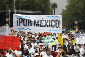 Miles de mexicanos marchan por desacuerdo de políticas de nuevo gobierno