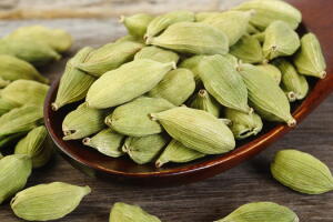 Entenda como o cardamomo pode auxiliar no bom funcionamento do intestino