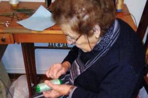 96 year-old uses vintage singer to craft robes for health workers