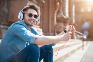 joven-feliz-escuchando-musica.jpg
