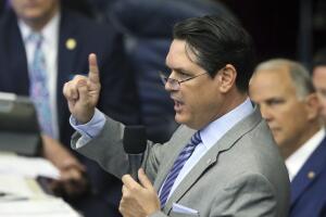 El representante republicano Cord Byrd, el impulsor de la ley, durante una sesión de la Asamblea de Florida en Tallahassee el miércoles 24 de abril de 2019. 