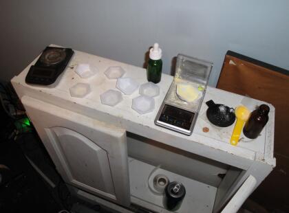 "Mesa de corte" del fentanilo en una laboratorio casero.