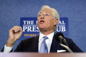El abogado de Trump, Marc Kasowitz, durante su declaración a la prensa tras la audiencia de Comey