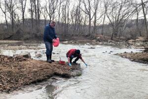 Se toman muestras de agua del río Potomac el viernes 23 de enero de 2026 en Glen Echo, Maryland. Una tubería de gran tamaño que transporta millones de galones de aguas residuales se ha roto y ha enviado aguas residuales al río Potomac, al noreste de Washington, contaminándolo antes de una gran tormenta invernal que ha puesto a los equipos de reparación a trabajar apresuradamente.