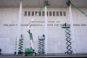 Así quedó el nuevo letrero del recién renombrado Trump-Kennedy Center en Washington DC.