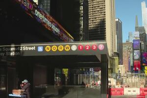 Hombre sin hogar sufre quemaduras en tren de Midtown; policía investiga si fue intencional.