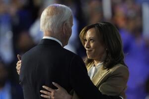 La vicepresidenta Kamala Harris abraza al presidente Joe Biden al final del primer día de la Convención Nacional Demócrata de Chicago.