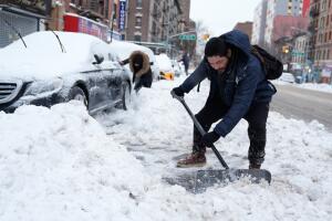Cómo ganar hasta $28 por hora paleando nieve para la Ciudad de Nueva York.