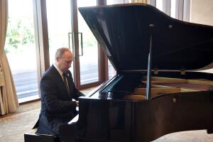 El presidente ruso Vladimir Putin toca el piano mientras espera a su colega chino Xi Jinping en Beijing, China, el 14 de mayo de 2017.