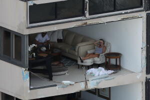 Un apartamento con la ventana destruida en San Juan, Puerto Rico.  