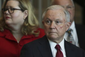 El fiscal general, Jeff Sessions, no ha reaccionado aún a la solicitud del presidente.