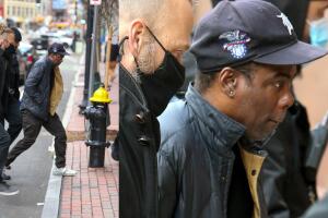 El comediante fue escoltado todo el tiempo por un equipo de seguridad.