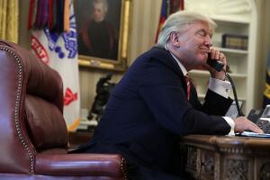 El presidente Donald Trump durante una llamada telefónica en junio de 2017 desde la Oficina Oval de la Casa Blanca.