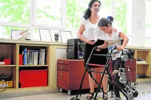 Niña caminando con un exoesqueleto