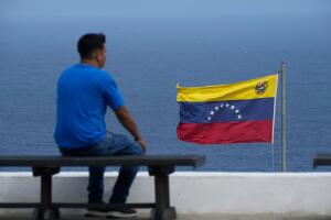 Un hombre contempla el mar en la ciudad de La Guaira, Venezuela, donde ondea la bandera nacional, el miércoles 17 de diciembre de 2025.
