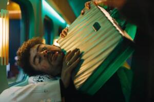 Bad Bunny en el trailer de Bullet Train.jpg