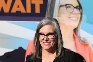 La demócrata Katie Hobbs lidera los resultados a la gobernación de Arizona.