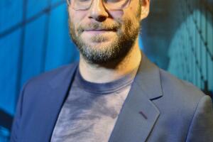 seth-rogen-galan-barba-traje-azul.jpg