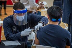 Evento de vacunación contra el coronavirus. 