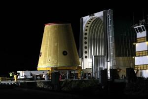 US-SPACE-NASA-ARTEMIS Un adaptador de etapa de vehículo de lanzamiento (LVSA) para la misión Artemis-1 se descarga de una barcaza en la estación de la Fuerza Aérea de Cabo Cañaveral en Florida antes del amanecer el 30 de julio de 2020