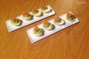 huevos-rellenos-con-salmon-y-palta-1.jpg