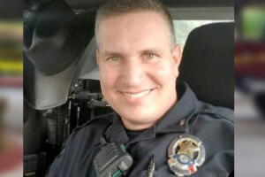 Confirman la muerte del policia que recibió un disparo durante un tiroteo en Mesquite.