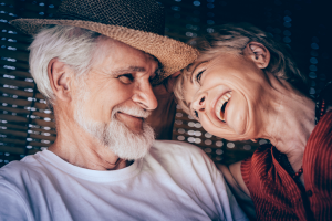 casal-idoso-feliz-0417-1400x800.png