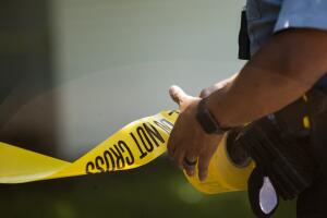 Madre descubre cadáver mujer envuelto plástico habitación hijo Los Ángeles