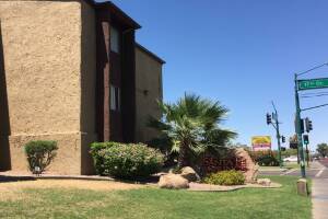 Policía halla tres muertos en un complejo de apartamentos en Arizona