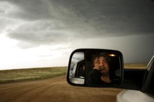 Cómo sobrevivir a un tornado en tu carro