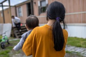 Una organización en Nueva York ofrece $1,000 mensuales a madres de bajos recursos.