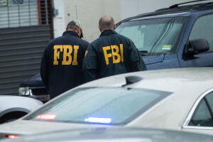 Miembros de la Oficina Federal de Investigaciones (FBI) investigan una residencia en relación con los bombardeos del sábado por la noche en Manhattan, el 19 de septiembre de 2016 en Elizabeth, Nueva Jersey. 