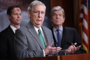 El líder de la mayoría del Senado, Mitch McConnell, habla sobre una legislación propuesta por la Cámara de Representantes el 6 de marzo de 2019 en Washington DC.