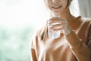beber-agua-para-reducir-cintura.jpg
