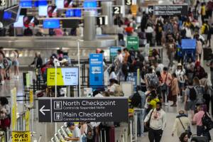 El aeropuerto de Atlanta mantiene su título del más transitado del mundo