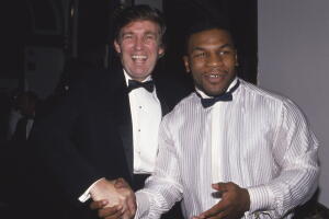 Donald Trump y Mike Tyson en un evento caritativo en 1989, dos años antes de la acusación por violación contra el boxeador.